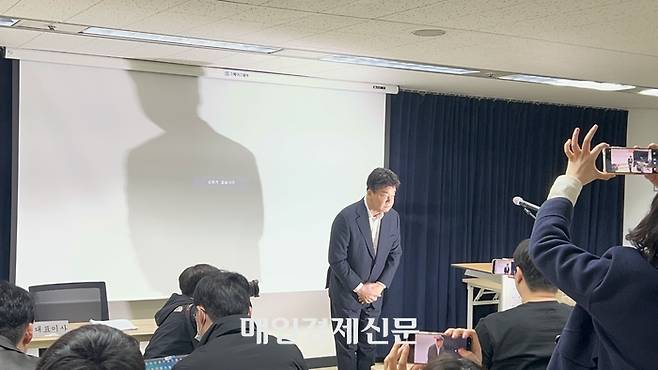 백종원 더본코리아 대표가 28일 열린 첫 주주총회에 모습을 드러냈다. [변덕호 기자]