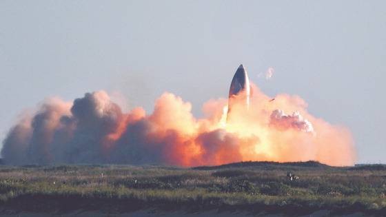 일론 머스크가 이끄는 스페이스X 로켓이 2020년 12월 미국 텍사스주 보카치카 기지에 착륙하던 중 폭발하는 모습. 머스크는 실패를 두려워하지 않는 것으로 유명하다. 우주를 향해 계속 꿈을 쏘아 올리는 그는 실패를 발판 삼아 혁신을 만들어낸다. 책 '실패 빼앗는 사회'도 실패는 도전과 혁신을 향한 필연적 과정이라고 강조한다.  로이터연합뉴스