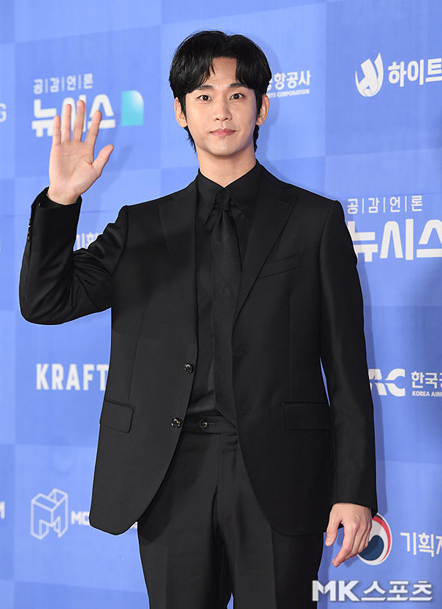 김새론 유족의 법률대리인 법무법인 부유의 부지석 대표 변호사는 27일 오후 서울 서초구 스페이스쉐어 강남역 센터에서 유족들을 대신해 기자회견을 진행, 김수현이 故 김새론과 미성년자 당시부터 교제하였다는 사실에 대한 입증자료를 공개하면서 ‘고인과 유족들을 향한 진정성 있는 사과’를 강조했다. / 사진 = 천정환 기자