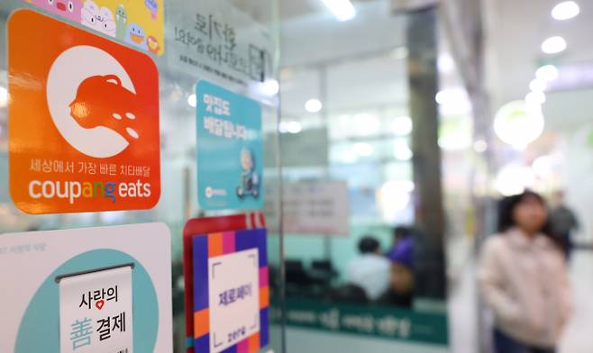 서울형 공공배달 서비스 '땡겨요'가 낮은 중개수수료로 자영업자의 부담은 낮췄지만 이용 편익이 미미해 소비자들이 외면하고 있다. 사진은 배달앱 스티커가 붙어있는 서울의 한 음식점 사진. /사진=뉴시스