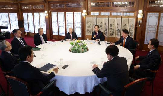 한덕수 대통령 권한대행 국무총리가 27일 서울 종로구 총리공관에서 열린 경제6단체 간담회에서 발언하고 있다. 아래 왼쪽부터 시계방향으로 박성택 산업통상자원부 1차관, 최진식 한국중견기업연합회장, 방기선 국무조정실장, 류진 한국경제인협회장, 손경식 한국경영자총협회 회장, 한 대통령 권한대행, 최태원 대한상공회의소 회장, 윤진식 한국무역협회장, 김기문 중소기업중앙회장 .뉴시스