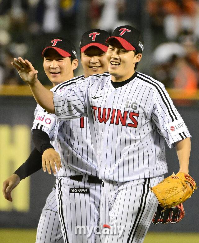 2025년 3월 26일 오후 서울잠실구장에서 진행된 '2025 신한 SOL뱅크 KBO 리그' 한화 이글스와 LG 트윈스의 경기.LG 선발투수 임찬규가 4-0 완봉승을 거둔 뒤 동료들과 함께 기뻐하고 있다./마이데일리