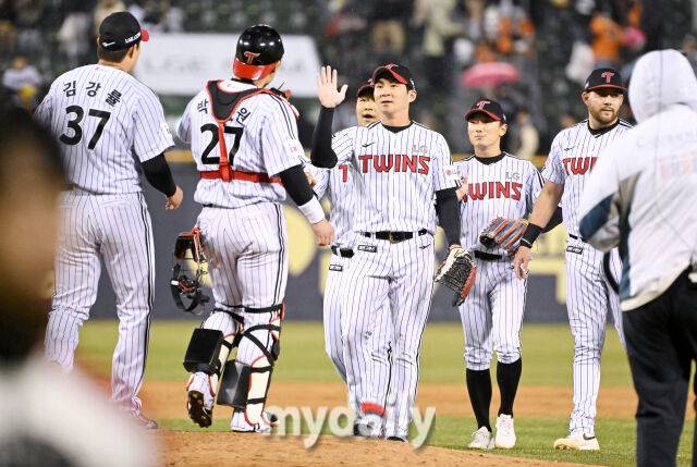 27일 오후 서울 잠실야구장에서 진행된 '2025 프로야구 KBO리그' LG 트윈스와 한화 이글스의 경기.LG 선수들이 2-1로 승리한 뒤 환호하고 있다./마이데일리