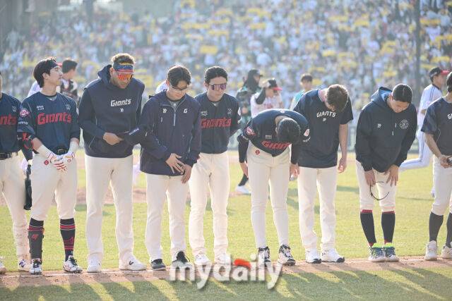 22일 서울 잠실야구장에서 열린 '2025 신한 SOL BANK KBO리그' 롯데 자이언츠와 LG 트윈스 개막전 경기. 롯데가 2-12로 패한 뒤 팬에게 인사하고 있다./마이데일리