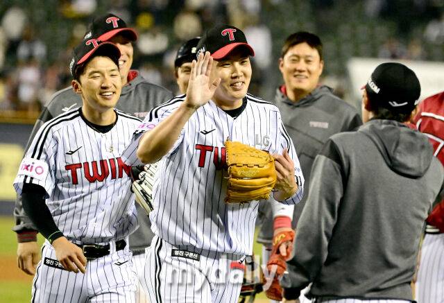 2025년 3월 26일 오후 서울잠실구장에서 진행된 '2025 신한 SOL뱅크 KBO 리그' 한화 이글스와 LG 트윈스의 경기. LG 선발투수 임찬규가 4-0 완봉승을 거둔 뒤 동료들과 함께 기뻐하고 있다./마이데일리
