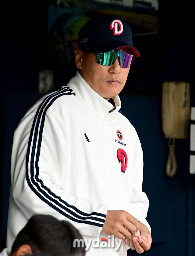 2025년 3월 14일 오후 서울 잠실야구장에서 2025 신한 SOL뱅크 KBO 리그 시범경기 KIA 타이거즈와 두산 베어스의 경기가 열렸다. 두산 이승엽 감독이 경기를 지켜보고 있다./마이데일리