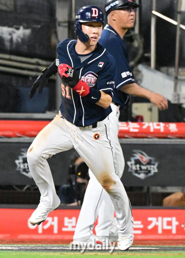 2024년 7월 11일 오후 경기도 수원 KT위즈파크에서 진행된 ‘2024 신한 SOL Bank KBO리그’ 두산-KT의 경기. 두산 조수행이 7회초 무사 2루에서 양의지의 적시타에 득점을 올리고 있다./마이데일리