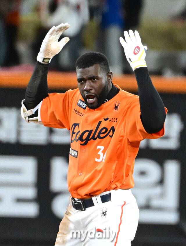 2025년 3월 28일 오후 대전 한화생명 볼파크에서 진행된 '2025 신한 SOL뱅크 KBO 리그' KIA 타이거즈와 한화 이글스의 경기. 한화 플로리얼이 7회말 2사 만루서 2타점 2루타를 친 뒤 포효하고 있다./대전 = 유진형 기자