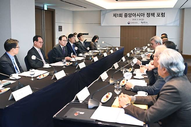 정인교(왼쪽 세번째) 산업통상자원부 통상교섭본부장이 28일  서울 소공동 롯데호텔에서서 ‘러-우 전쟁 동향과 대응 방안’이라는 주제로 열린 ‘제1회 중앙아시아 정책 포럼에서 인사말을 하고 있다.  이날회의에는 박종호 한-러 비즈니스협의회 대표, 엄구호 한양대 교수를 비롯한 중앙아시아 관련 전문가 및 관계자들이 참석했다.［산업통상자원부 제공］