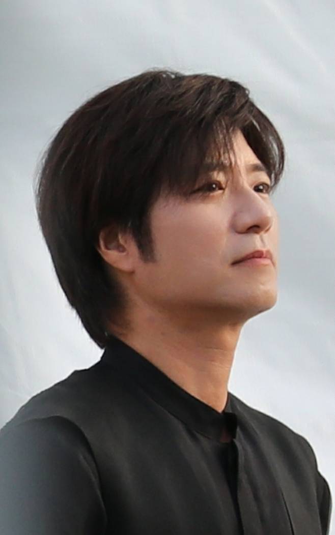 어렸을때의 꿈은 과학도였고 현재 음악의 길을 걷고 있지만, 과학과 문화가 결합한 시스템 복지와 나눔에 관심이 크다는 임태경 뮤지컬 배우.