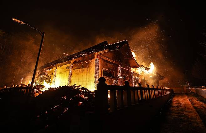 경북 의성군 산불 발생 나흘째인 25일 고운사 입구 인근에 세워진 최치원 문학관이 전소되고 있다. [연합]
