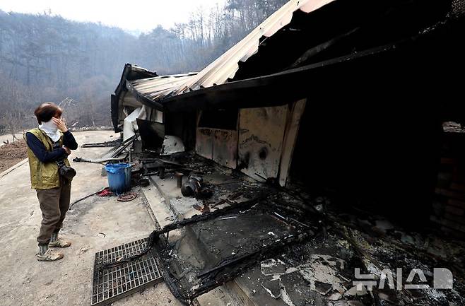 [영양=뉴시스] 이무열 기자 = 27일 경북 영양군 석보면 화매리에서 한 주민이 산불에 전소된 집 마당에서 망연자실하고 있다. 2025.03.27. lmy@newsis.com