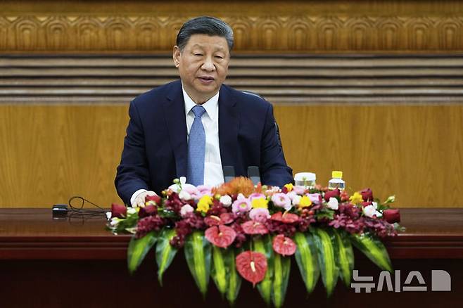 [베이징=AP/뉴시스] 시진핑 중국 국가주석이 28일(현지 시간) 중국 베이징 인민대회당에서 열린 국제공상계 대표 회견에 참석해 발언하고 있다. 이날 행사에는 이재용 삼성전자 회장을 비롯해 글로벌기업 최고경영자(CEO) 30여 명이 참석했다. 2025.03.28.