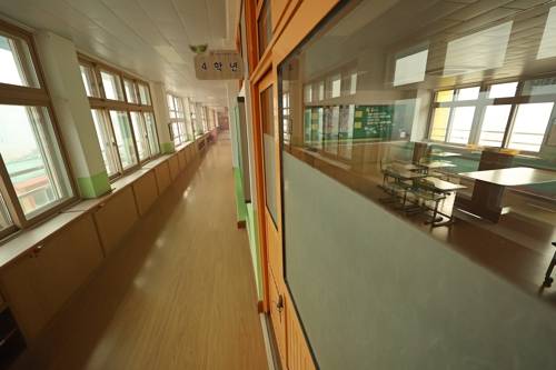 마을로 번진 산불에 학교는 휴교 [연합뉴스 제공]