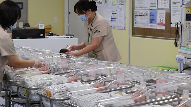 지난달 26일 인천 미추홀구 아인병원에서 의료진이 신생아들을 보살피고 있다. 연합뉴스