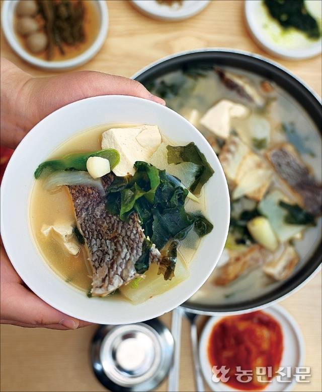 전남 목포의 별미 우럭간국. 푸짐한 우럭살을 뽀얗게 우러난 국물과 함께 음미해보자. 바다의 시원함이 입안으로 들어온다.