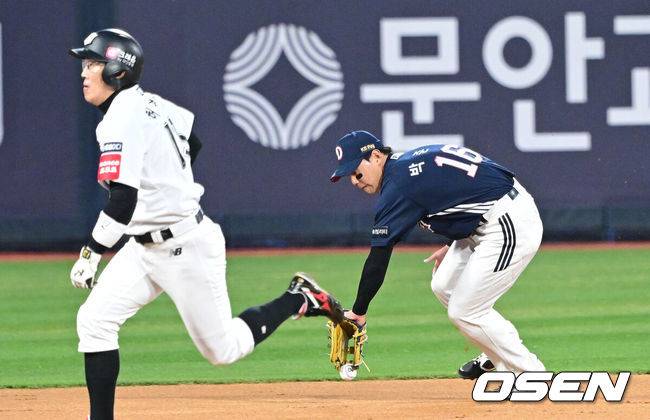 [OSEN=수원, 최규한 기자] 27일 오후 경기도 수원 KT위즈파크에서 ‘2025 신한 SOL Bank KBO리그’ KT 위즈와 두산 베어스의 경기가 열렸다.홈팀 KT는 오원석, 방문팀 두산은 김유성을 선발로 내세웠다.1회말 1사 만루 상황 KT 장성우의 선제 1타점 내야 안타 때 두산 유격수 박준영이 타구를 쫓았지만 놓치고 있다. 2025.03.27 / dreamer@osen.co.kr