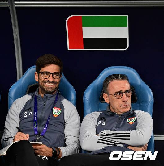 [OSEN=알 와크라(카타르), 지형준 기자] 파울루 벤투 감독이 16강 진출을 확정짓지 못했다. 눈을 의심케 하는 자책골과 퇴장 변수가 발목을 잡았다.벤투 감독이 지휘하는 아랍에미리트(UAE)는 19일 오전 2시 30분(이하 한국시간) 카타르 알와크라 알자누브 스타디움에서 열린 2023 아시아축구연맹(AFC) 카타르 아시안컵 C조 조별리그 2차전에서 팔레스타인과 1-1로 비겼다.아랍에미리트 파울루 벤투 감독(왼쪽), 세르지우 코스타 코치가 경기를 준비하고 있다. 2024.01.19 / jpnews.osen.co.kr