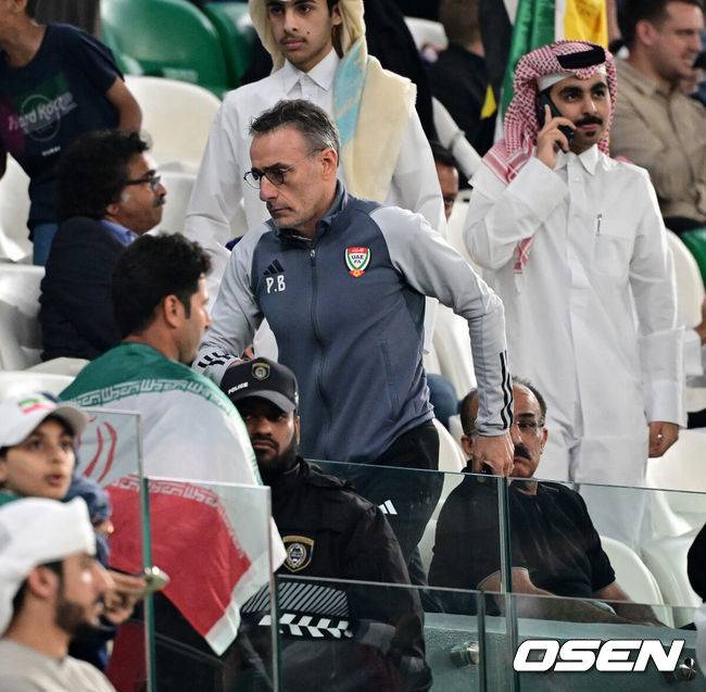 [OSEN=알 라이얀(카타르), 지형준 기자] 파울루 벤투 아랍에미리트(UAE) 감독이 또 알라이얀에서 극적으로 16강 티켓을 거머쥐었다.&nbsp;벤투 감독이 이끄는 아랍에미리트(UAE)는 24일 0시(이하 한국시간) 카타르 알라이얀 에듀케이션 시티 스타디움에서 열린&nbsp;2023 아시아축구연맹(AFC) 카타르 아시안컵 2023 조별리그 C조 3차전에서 이란에 1-2로 패했다.&nbsp;이로써 UAE는 승점 4점(1승 1무 1패, 5득점&nbsp;4실점)으로 조 2위를 기록하며 16강 진출에 성공했다. 팔레스타인 역시 1승 1무 1패로 승점 4점이지만, 5득점 5실점으로 득실에서 한 골 밀려 3위에 머물렀다.&nbsp;이란은 3전 전승을 달리며 조 1위로 16강에 올라갔다.UAE 벤투 감독이 경기를 마치고 관중석을 떠나고 있다. 2024.01.23 / jpnews.osen.co.kr