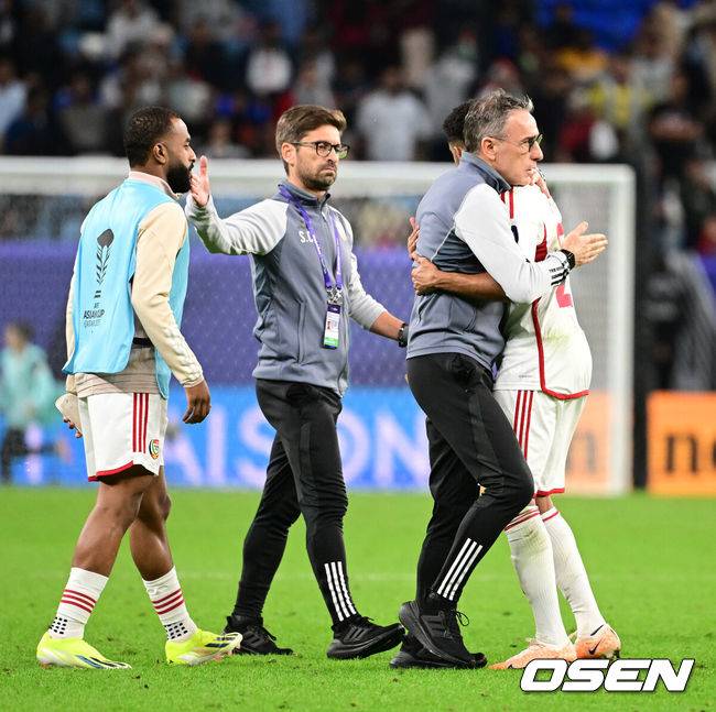 [OSEN=알 와크라(카타르), 지형준 기자] 파울루 벤투 감독이 16강 진출을 확정짓지 못했다. 눈을 의심케 하는 자책골과 퇴장 변수가 발목을 잡았다.벤투 감독이 지휘하는 아랍에미리트(UAE)는 19일 오전 2시 30분(이하 한국시간) 카타르 알와크라 알자누브 스타디움에서 열린 2023 아시아축구연맹(AFC) 카타르 아시안컵 C조 조별리그 2차전에서 팔레스타인과 1-1로 비겼다.경기를 마치고 아랍에미리트 파울루 벤투 감독이 선수들을 격려하고 있다. 2024.01.19 / jpnews.osen.co.kr