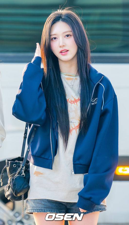 [OSEN=인천공항, 민경훈 기자] 아이브(IVE) 멤버들이 20일 오전 해외 일정을 위해 인천국제공항을 통해 출국했다.아이브(IVE) 멤버들은 팬사인회 일정 차 중국 상하이로 출국했다.아이브 가을이 출국장으로 향하고 있다. 2025.03.20 / rumi@osen.co.kr