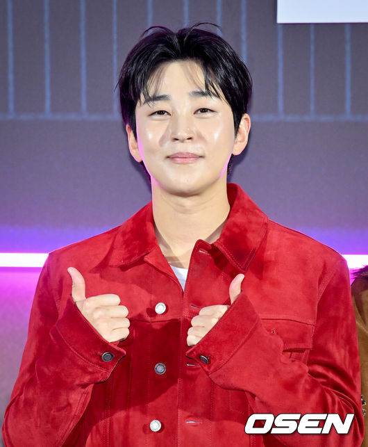 [OSEN=조은정 기자]’넷플릭스(Netflix) 예능&nbsp;‘좀비버스: 뉴 블러드’ 제작발표회가 14일 서울 용산구 CGV용산아이파크몰에서 열렸다.이날 제작발표회에는 박진경 PD, 문상돈 PD, 노홍철, 이시영, 조세호, 태연, 육성재, 딘딘, 코드 쿤스트, 권은비, 파트리샤, 김선태, 안드레 러시가 참석했다.딘딘이 포즈를 취하고 있다. 2024.11.14 /cej@osen.co.kr