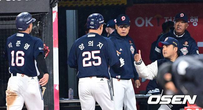 [OSEN=수원, 최규한 기자] 27일 오후 경기도 수원 KT위즈파크에서 ‘2025 신한 SOL Bank KBO리그’ KT 위즈와 두산 베어스의 경기가 열렸다.홈팀 KT는 오원석, 방문팀 두산은 김유성을 선발로 내세웠다.8회초 2사 2, 3루 상황 두산 김기연의 추격의 2타점 적시타 때 홈을 밟은 양의지와 박준영이 이응엽 감독을 비롯한 코칭스태프와 인사를 나누고 있다. 2025.03.27 /
