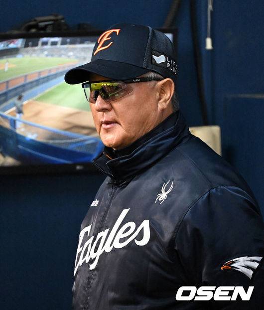 [OSEN=잠실, 이대선 기자] 한화 김경문 감독이 그라운드를 바라보고 있다. 2025.03.27 /sunday@osen.co.kr