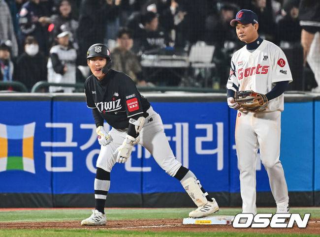 [OSEN=부산, 이석우 기자] 28일 부산 사직야구장에서 2025 신한 SOL 뱅크 KBO 리그 롯데 자이언츠와 KT 위즈의 경기가 열렸다. 홈팀 롯데는 반즈가 선발로 출전하고, 방문팀 KT는 헤이수스가 선발로 출전했다.KT 위즈 배정대가 9회초 2사 2루 중견수 오른쪽 1타점 3루타를 치고 있다. 2025.03.28 / foto0307@osen.co.kr