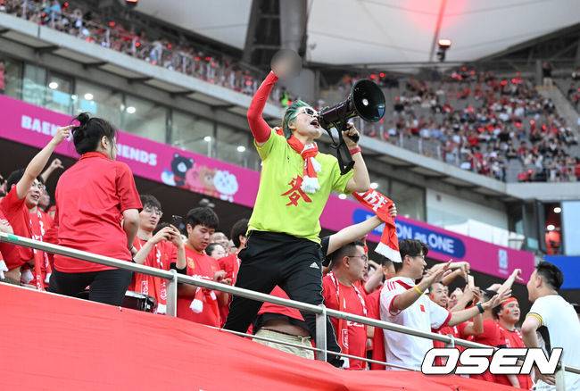 [OSEN=서울월드컵경기장, 이대선 기자] 11일 오후 서울월드컵경기장에서&nbsp;2026 국제축구연맹(FIFA) 북중미 월드컵 아시아 2차 예선 C조 6차전 대한민국과 중국의 경기가 열렸다.앞서 열린 5경기서 한국은 4승 1무로 이미 조 선두를 확정 지었다.반면 중국은 C조서 2승 2무 1패로 승점 8로 태국(승점 5)과 치열한 순위 다툼을 펼치고 있다.경기에 앞서 중국 응원단이 손흥민이 소개되자 손가락 욕을 하고 있다.. 2024.06.11 /sunday@osen.co.kr