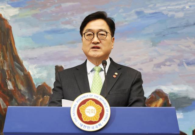 ▲우원식 국회의장이 27일 국회에서 헌법재판소의 대통령 탄핵심판 선고 지체 상황 등과 관련한 담화문을 발표하고 있다. ⓒ연합뉴스