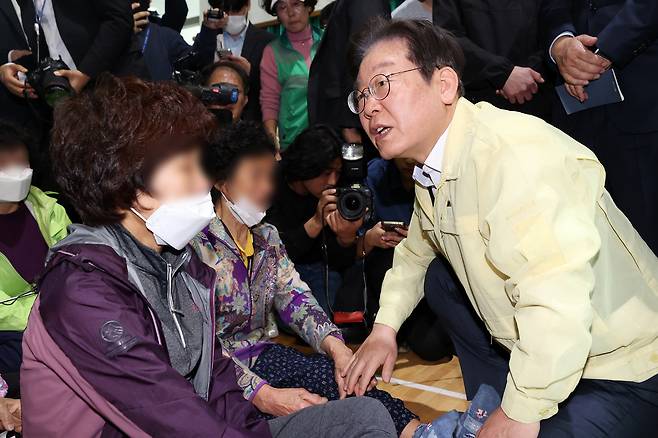 더불어민주당 이재명 대표가 27일 오전 경북 의성시 점곡체육회관에 마련된 산불 이재민 대피소를 찾아 피해 주민들을 위로하고 있다. 의성=뉴스1