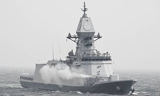 지난 25일 서해 중부 해상에서 실시된 해상기동훈련에서 충남함(FFG-Ⅲ, 3600t)이 실사격 훈련을 하고 있다. 해군 제공