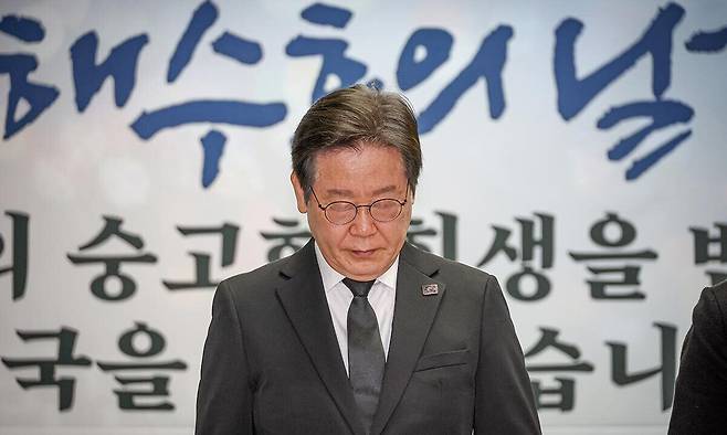 이재명 더불어민주당 대표가 28일 대전 중구 대전시당에서 열린 현장 최고위원회의에서 호국영웅을 기리며 묵념하고 있다. 더불어민주당 제공