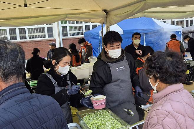 백종원 더본코리아 대표가 28일 오후 경북 안동 산불 피해지역에서 이재민들에 무료 급식을 하고 있다. 안동시 제공