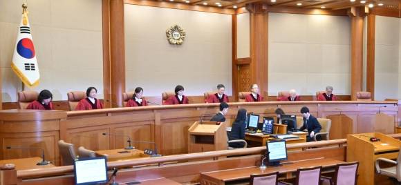 문형배 헌법재판소장 권한대행을 비롯한 헌법재판관들이 27일 일반 헌법소원 사건 선고를 위해 서울 종로구 헌법재판소 대심판정에 입장해 있다. 2025.3.27. 연합뉴스