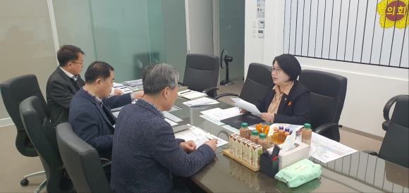 이서영 의원이 19일 경기도의회 교육행정위원회 회의실에서 정담회를 열고 관계자들과 ‘BTL교 경비인력 급여인상을 위한 방안’을 논의하고 있다.