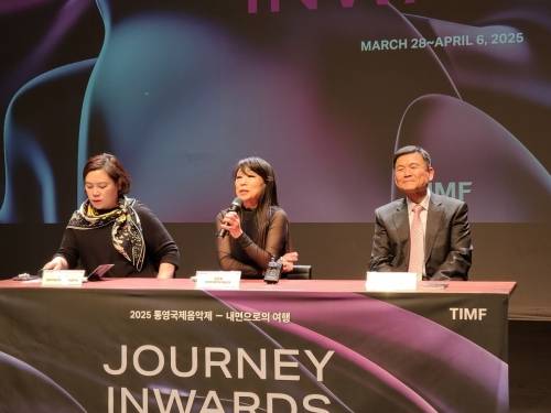 통영국제음악제 기자간담회 모습. 진은숙 (가운데) 예술감독이 이야기를 하고 있다. 통영 연합뉴스