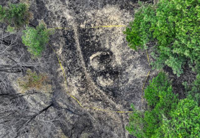 경북 지역을 휩쓴 산불의 최초 발화 지점인 의성군 안평면 괴산리의 한 묘소 인근에 27일 폴리스라인이 설치돼 있다. 의성 = 연합뉴스