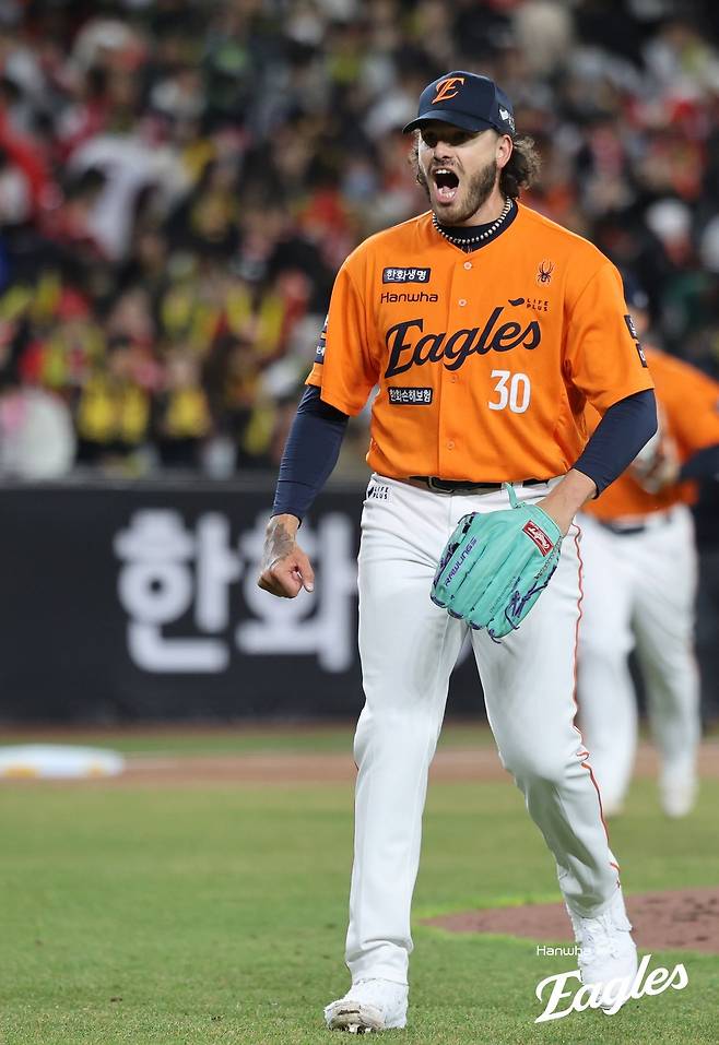 한화 폰세가 28일 대전 한화생명 볼파크에서 열린 KIA와 홈경기에 선발 등판해 7이닝 2실점 역투로 승리투수의 영광을 안았다. 한화 이글스 제공