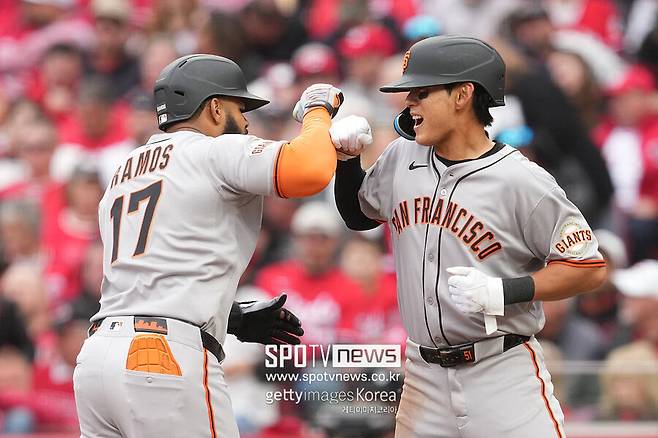 ▲ 샌프란시스코 자이언츠 한국인 메이저리거 이정후(오른쪽)와 헬리엇 라모스가 하이파이브를 나누고 있다.