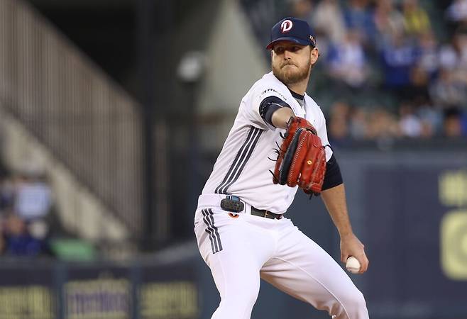 ▲ 28일 잠실 삼성전에서 7이닝 무실점 호투를 펼친 콜 어빈은 정작 자신의 경기가 모두 끝난 뒤 논란을 일으켰다 ⓒ두산베어스