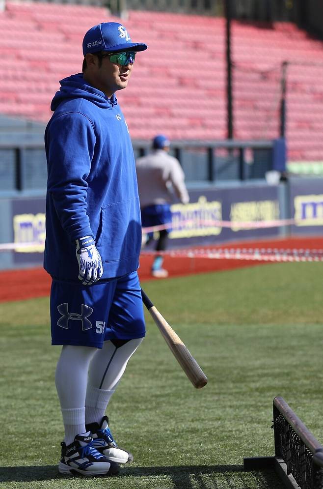 ▲ 콜어빈으로부터 뭔가의 이야기를 들은 뒤 격분한 박병호 ⓒ삼성라이온즈