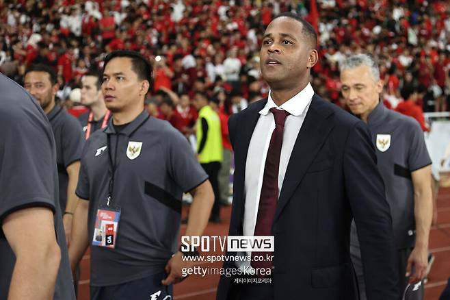 ▲ 선제골을 지킨 인도네시아는 후반 13분 이반 제너를 투입하며 허리 싸움을 강화했다. 바레인이 장신의 모하메드 알 로마이히를 투입하며 높이 싸움을 펼쳤다.&nbsp;골키퍼와 일대일 상황을 두 차례나 만들었던 인도네시아다. 21분 마르셀리노가 수비 뒷공간으로 들어가 퍼디난의 패스를 받아 슈팅했지만, 골대 위로 지나갔다.