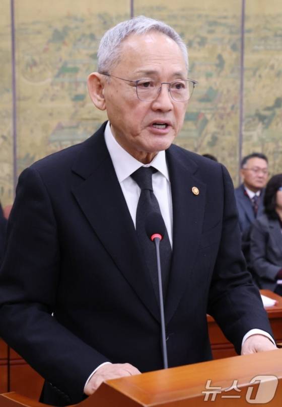 지난 5일 여의도 국회에서 열린 문화체육관광위원회 전체회의에 참석한 유인촌 문화체육관광부 장관. /사진=뉴스1