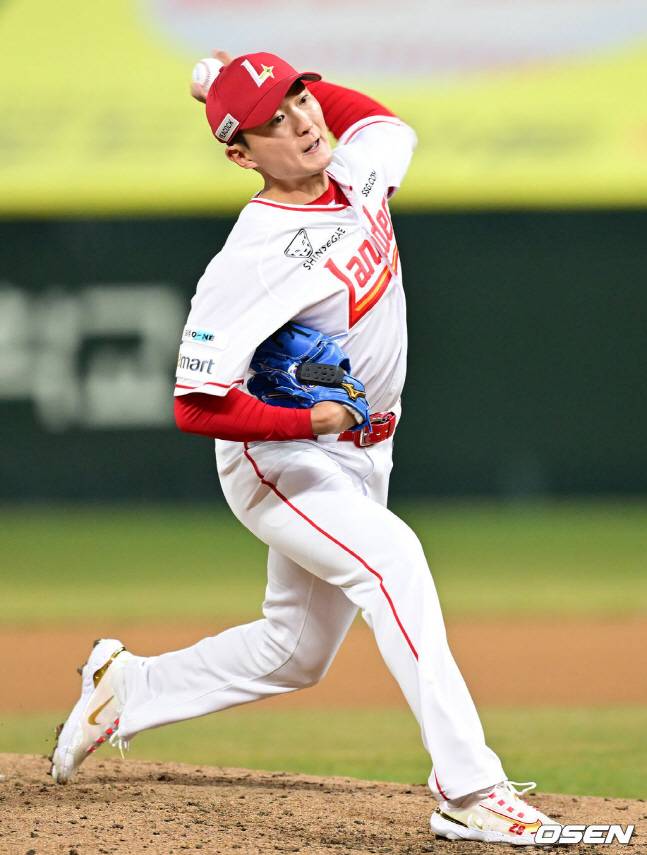 김건우가 역투하고 있다.