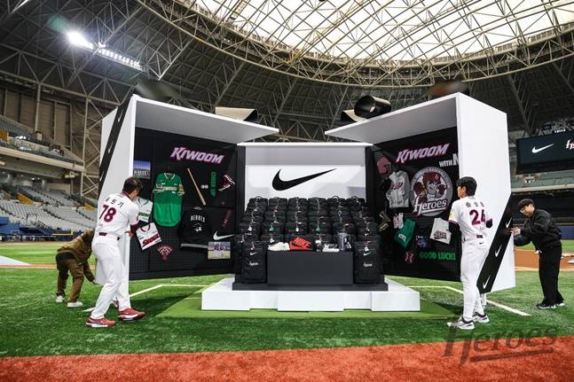 키움 선수단이 나이키가 준비한 대형 선물 상자를 열어보고 있다. /사진=키움 히어로즈 제공