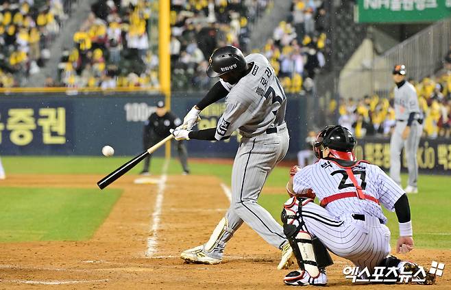 한화 외야수 플로리얼은 27일 잠실구장에서 열린 '2025 신한 SOL Bank KBO 리그' LG와 정규시즌 3차전에서 3번타자 중견수로 선발 출전했다. 9회초 마지막 타석에서 17타수 무안타를 뚫고 KBO리그 데뷔 첫 안타를 쳤다. 다만, 플로리얼의 적시타에도 한화는 1-2로 패했다. 엑스포츠뉴스 잠실, 김한준 기자