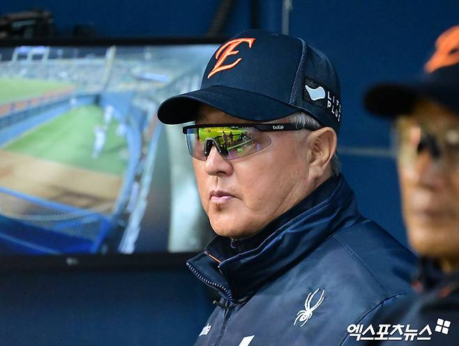 한화는 27일 잠실구장에서 열린 '2025 신한 SOL Bank KBO 리그' LG와 정규시즌 3차전에서 1-2로 패했다. 타선 침체가 길어지며 개막전 승리 후 4연패에 빠졌다. 9회초 플로리얼의 적시타가 아니었다면, KBO리그 역대 4번째 무득점 싹쓸이 패배라는 불명예 기록을 쓸 뻔했다. 엑스포츠뉴스 잠실, 김한준 기자
