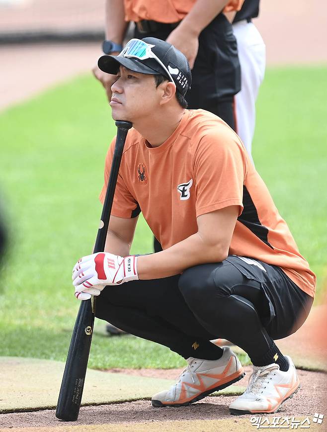 28일 오후 대전 한화이글스파크에서 열리는 '2024 신한 SOL Bank KBO리그' 롯데 자이언츠와 한화 이글스의 경기에 앞서 한화 김강민이 타격 훈련 중 생각에 잠겨있다. 엑스포츠뉴스DB